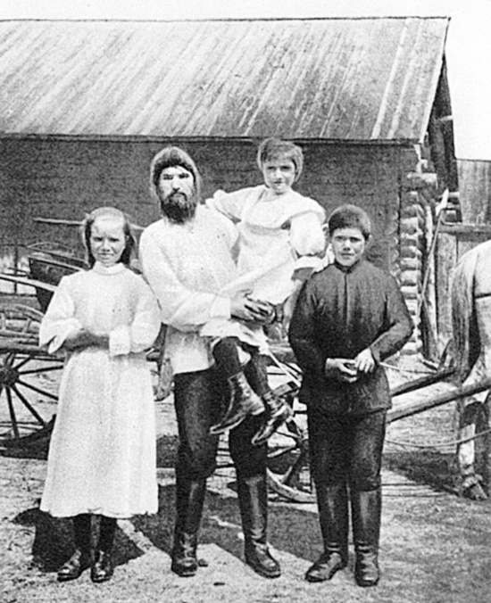 Иллюстрация к книге — Григорий Распутин. Жизнь старца и гибель империи [i_011.jpg]