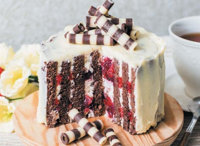 Иллюстрация к книге — Торты с сюрпризом. Шоколадные, сливочные, кофейные, желейные, ореховые, фруктовые [_051_2.jpg]