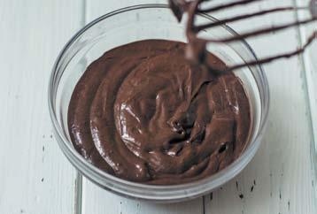 Иллюстрация к книге — Торты с сюрпризом. Шоколадные, сливочные, кофейные, желейные, ореховые, фруктовые [_052_4.jpg]