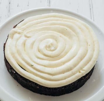 Иллюстрация к книге — Торты с сюрпризом. Шоколадные, сливочные, кофейные, желейные, ореховые, фруктовые [_060_4.jpg]