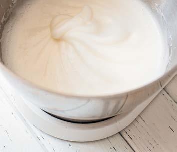 Иллюстрация к книге — Торты с сюрпризом. Шоколадные, сливочные, кофейные, желейные, ореховые, фруктовые [_062_2.jpg]