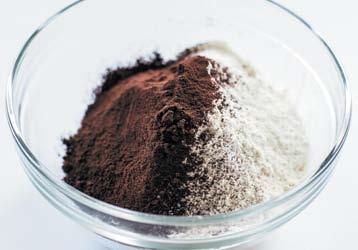 Иллюстрация к книге — Торты с сюрпризом. Шоколадные, сливочные, кофейные, желейные, ореховые, фруктовые [_064_2.jpg]