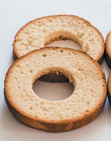 Иллюстрация к книге — Торты с сюрпризом. Шоколадные, сливочные, кофейные, желейные, ореховые, фруктовые [_079_2.jpg]