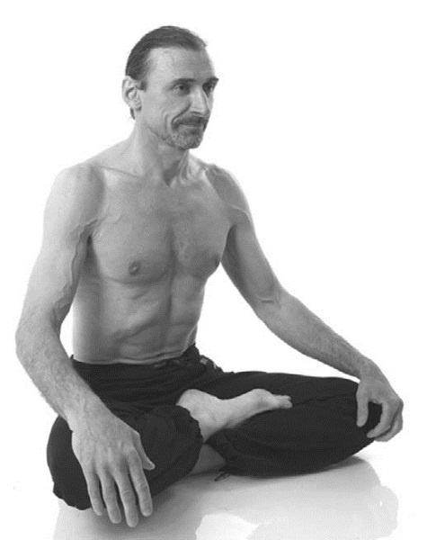 Иллюстрация к книге — Йога. Лучшие комплексы. Профилактика свыше 100 заболеваний Уцененный товар (№1) [i_057.jpg]