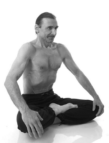 Иллюстрация к книге — Йога. Лучшие комплексы. Профилактика свыше 100 заболеваний Уцененный товар (№1) [i_059.jpg]