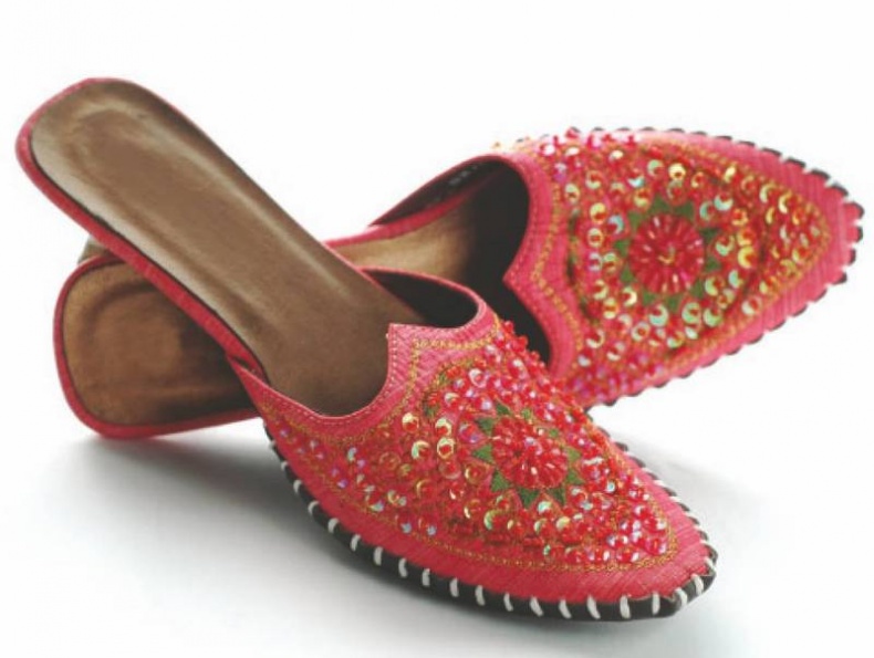 Иллюстрация к книге — Украшаем обувь сами. Валенки, сапоги, угги, туфли, тапочки [i_092.jpg]