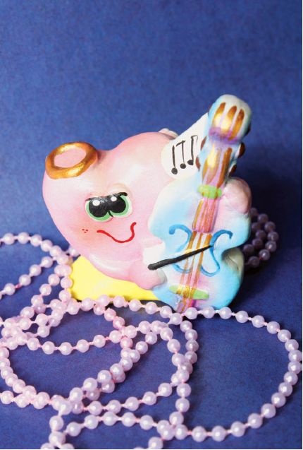 Иллюстрация к книге — Соленое тесто. Поделки, игрушки, сувениры, панно, фоторамки [i_080.jpg]