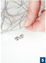 Иллюстрация к книге — Магия металла: декоративные украшения из проволоки [i_154.jpg]