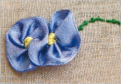 Иллюстрация к книге — Вышивка ленточками: мастер-класс для начинающих мастериц [i_096.jpg]