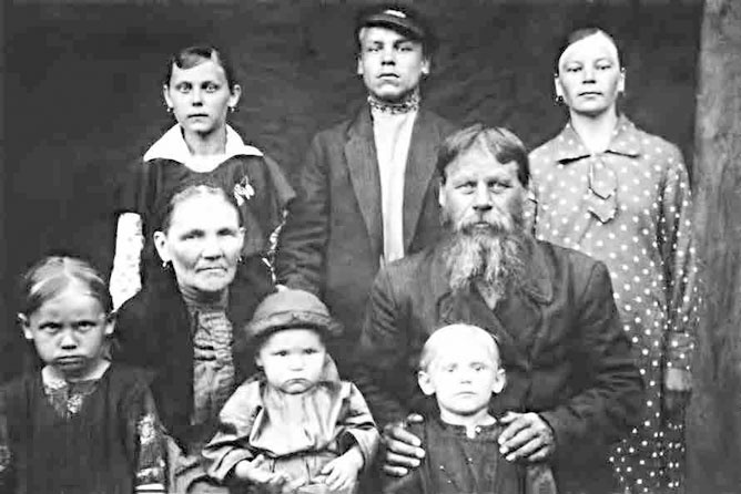 Иллюстрация к книге — С трудом о прошлом, о былом. Очерки о жителях д. Верхние Таволги [i_056.jpg]