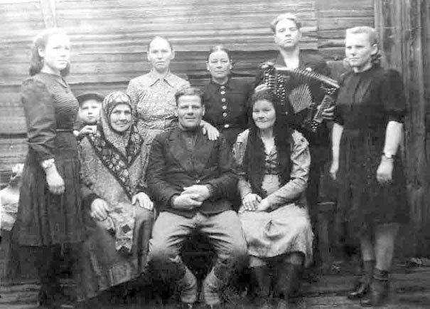 Иллюстрация к книге — С трудом о прошлом, о былом. Очерки о жителях д. Верхние Таволги [i_057.jpg]