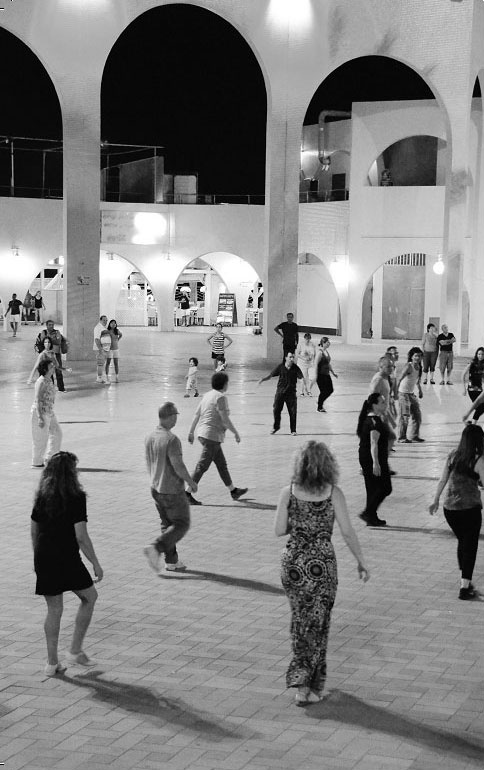 Иллюстрация к книге — Он, Она и Море. Три новеллы о любви [i_001.jpg]