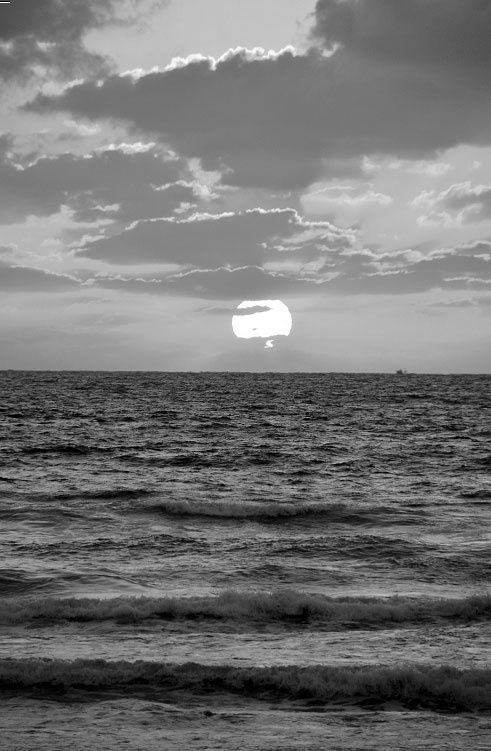 Иллюстрация к книге — Он, Она и Море. Три новеллы о любви [i_003.jpg]