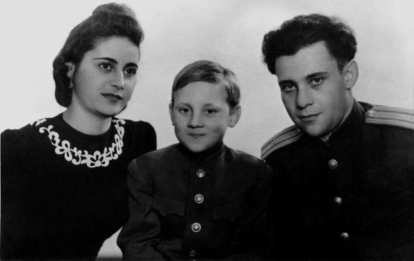 Иллюстрация к книге — «Всё не так, ребята…» Владимир Высоцкий в воспоминаниях друзей и коллег [i_003.jpg]