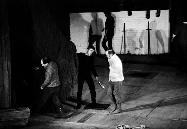 Иллюстрация к книге — «Всё не так, ребята…» Владимир Высоцкий в воспоминаниях друзей и коллег [i_031.jpg]