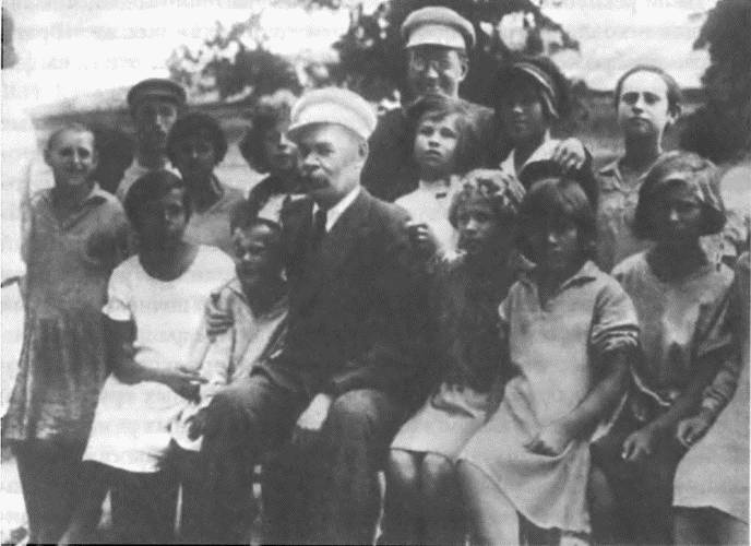 Иллюстрация к книге — Витрины великого эксперимента. Культурная дипломатия Советского Союза и его западные гости. 1921-1941 годы [i_006.jpg]