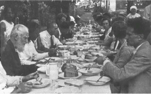 Иллюстрация к книге — Витрины великого эксперимента. Культурная дипломатия Советского Союза и его западные гости. 1921-1941 годы [i_010.jpg]