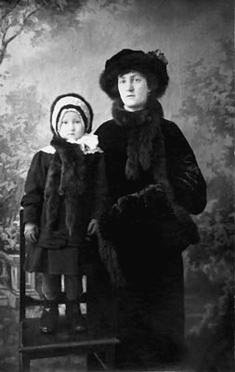 Иллюстрация к книге — Галина Уланова. Одинокая богиня балета [i_007.jpg]