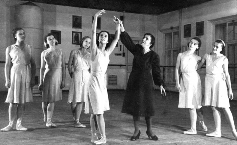 Иллюстрация к книге — Галина Уланова. Одинокая богиня балета [i_011.jpg]