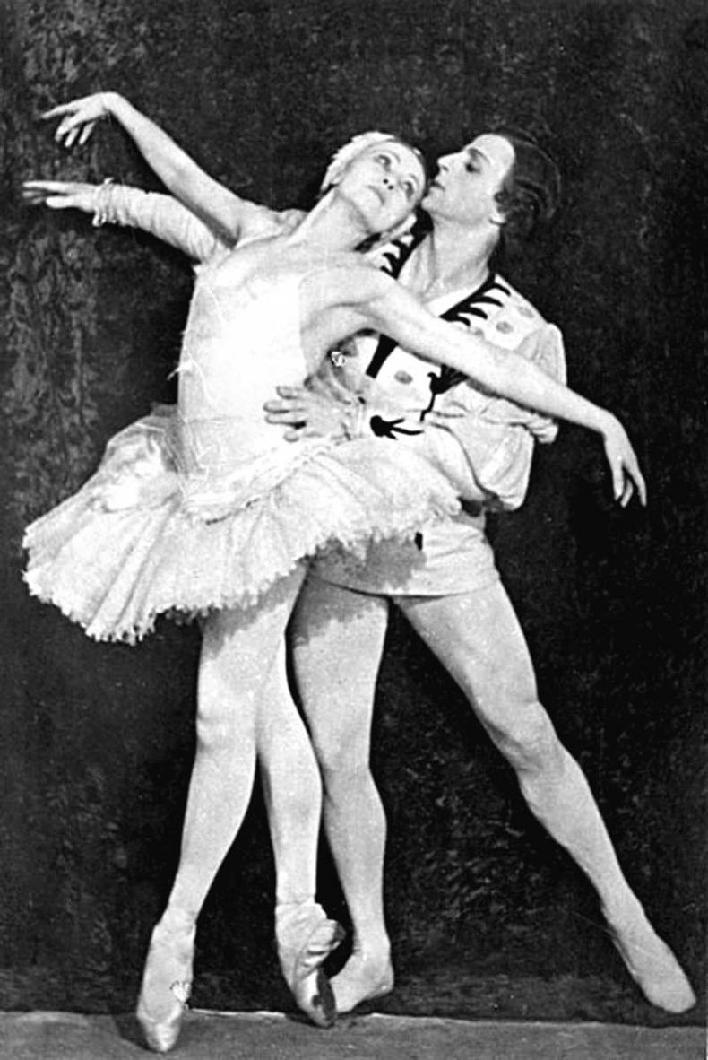 Иллюстрация к книге — Галина Уланова. Одинокая богиня балета [i_016.jpg]