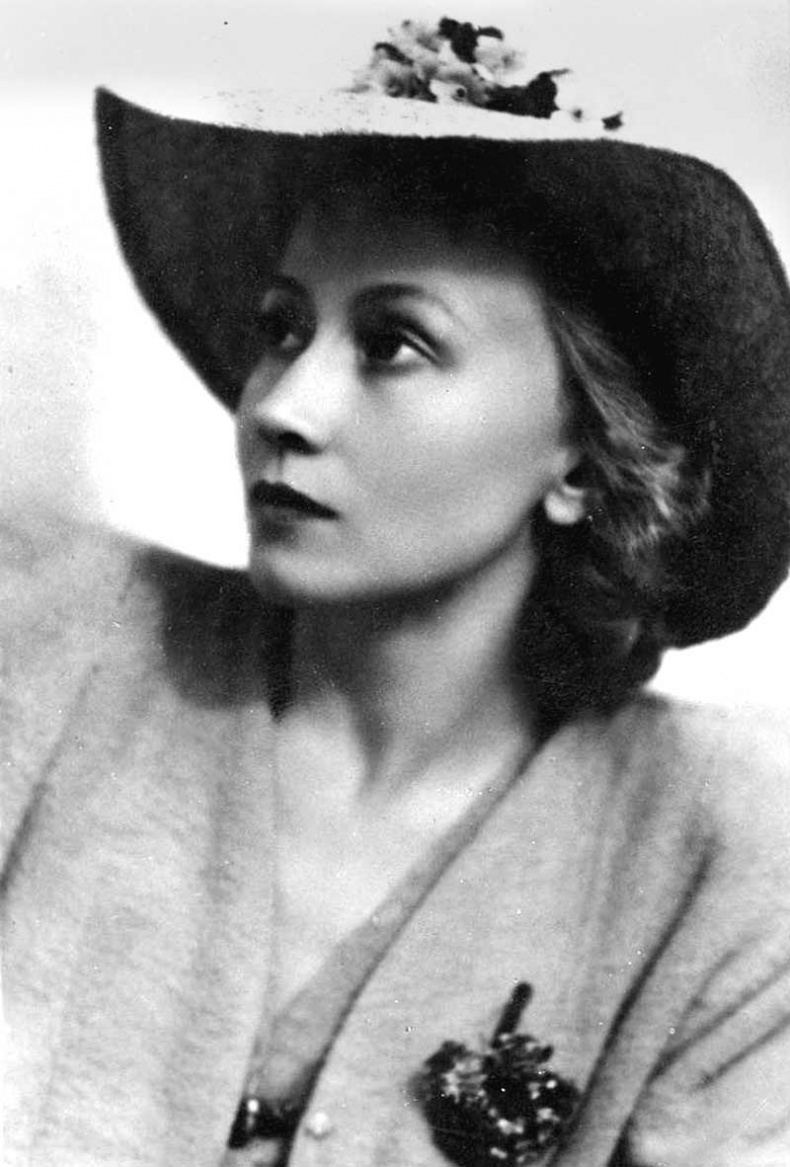 Иллюстрация к книге — Галина Уланова. Одинокая богиня балета [i_032.jpg]