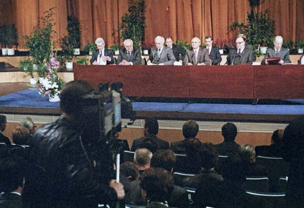 Иллюстрация к книге — Генеральный секретарь ЦК КПСС, первый президент СССР Михаил Сергеевич Горбачёв [i_017.jpg]