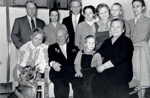 Иллюстрация к книге — Первый секретарь ЦК КПСС Никита Сергеевич Хрущёв [i_036.jpg]