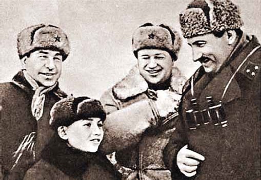 Иллюстрация к книге — Полководцы Великой Отечественной. Книга 2. Алексей Антонов, Константин Рокоссовский, Михаил Ефремов, Иван Баграмян, Иван Конев [_27.jpg]