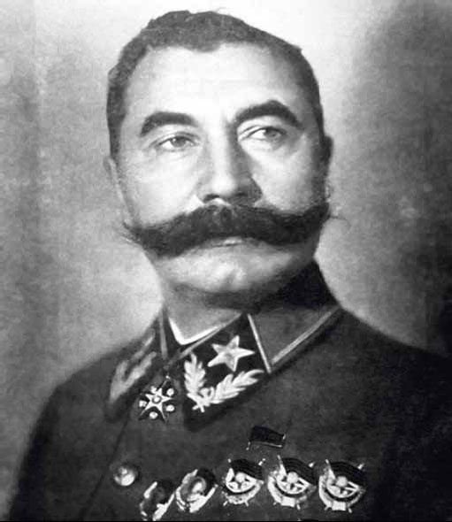 Иллюстрация к книге — Красные полководцы. Сергей Каменев, Семен Будённый, Михаил Фрунзе, Василий Чапаев, Василий Блюхер, Михаил Тухачевский [_9.jpg]