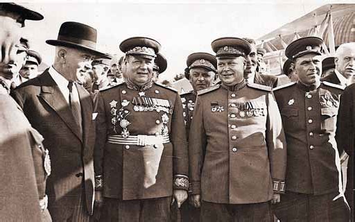 Иллюстрация к книге — Полководцы Великой Отечественной. Книга 1. Иосиф Сталин, Сидор Ковпак, Иван Панфилов, Федор Толбухин, Александр Василевский [_37.jpg]