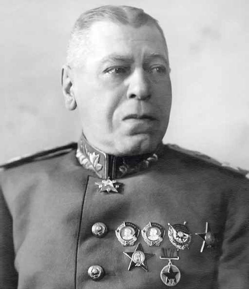 Иллюстрация к книге — Полководцы Великой Отечественной. Книга 3. Борис Шапошников, Василий Чуйков, Михаил Катуков, Николай Ватутин, Николай Кузнецов, Иван Черняховский [_2.jpg]