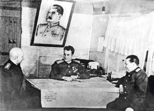 Иллюстрация к книге — Полководцы Великой Отечественной. Книга 3. Борис Шапошников, Василий Чуйков, Михаил Катуков, Николай Ватутин, Николай Кузнецов, Иван Черняховский [_34.jpg]