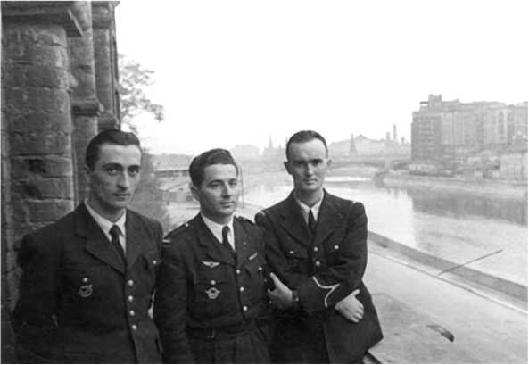 Иллюстрация к книге — Подлинная история авиаполка «Нормандия – Неман» [i_054.jpg]