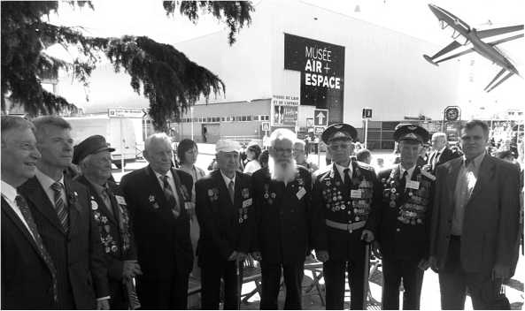 Иллюстрация к книге — Подлинная история авиаполка «Нормандия – Неман» [i_064.jpg]