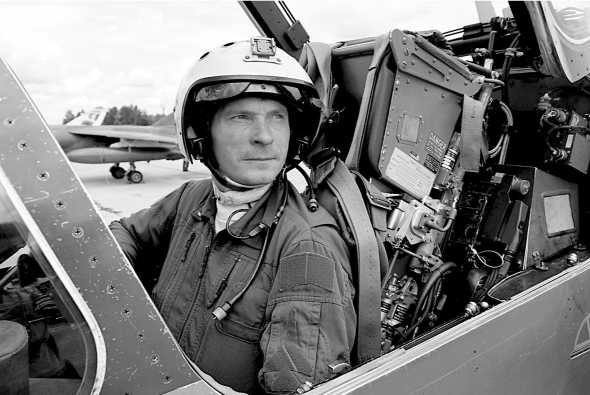 Иллюстрация к книге — Подлинная история авиаполка «Нормандия – Неман» [i_075.jpg]