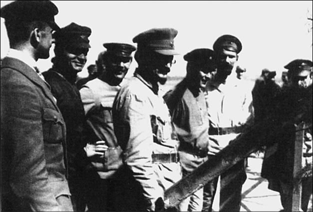 Иллюстрация к книге — Взлет и падение «красного Бонапарта». Трагическая судьба маршала Тухачевского [_11.jpg]