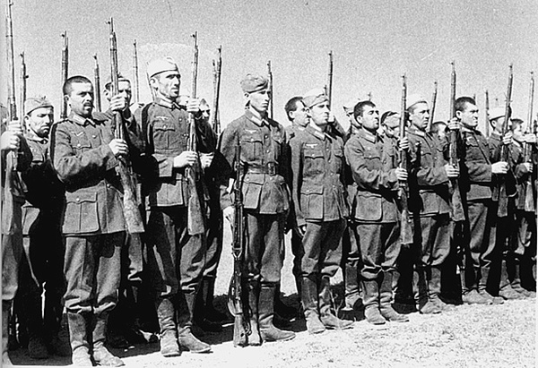 Иллюстрация к книге — Проклятые легионы. Изменники Родины на службе Гитлера [i_012.jpg]