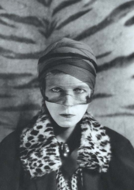 Иллюстрация к книге — Молодые и красивые. Мода двадцатых годов [i_015.jpg]