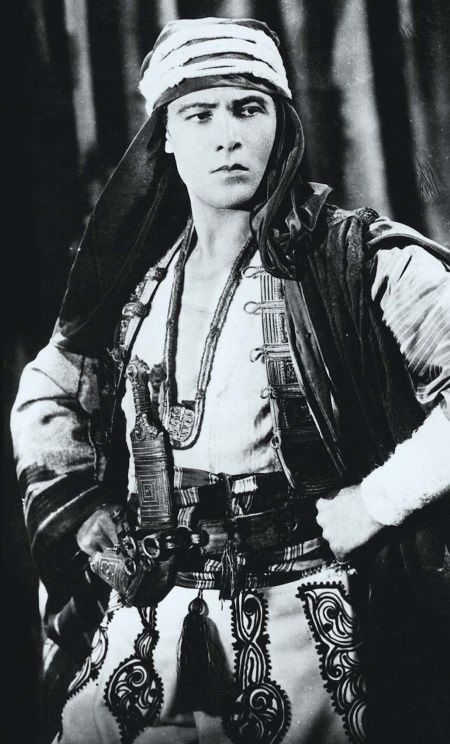 Иллюстрация к книге — Молодые и красивые. Мода двадцатых годов [i_026.jpg]