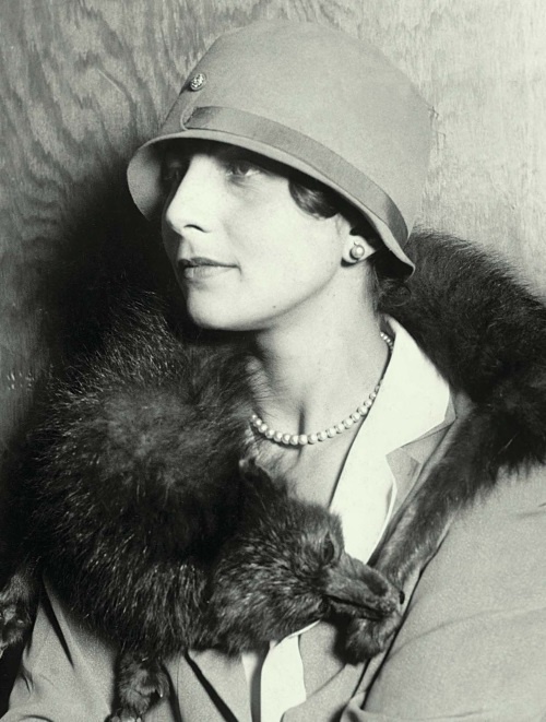 Иллюстрация к книге — Молодые и красивые. Мода двадцатых годов [i_044.jpg]