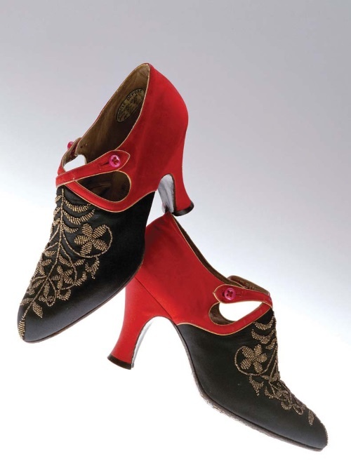 Иллюстрация к книге — Молодые и красивые. Мода двадцатых годов [i_161.jpg]