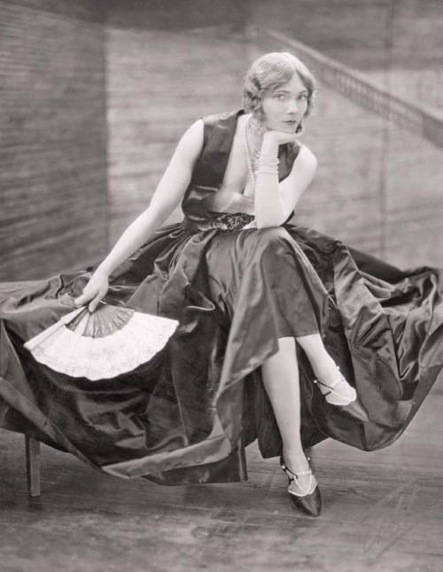 Иллюстрация к книге — Молодые и красивые. Мода двадцатых годов [i_190.jpg]