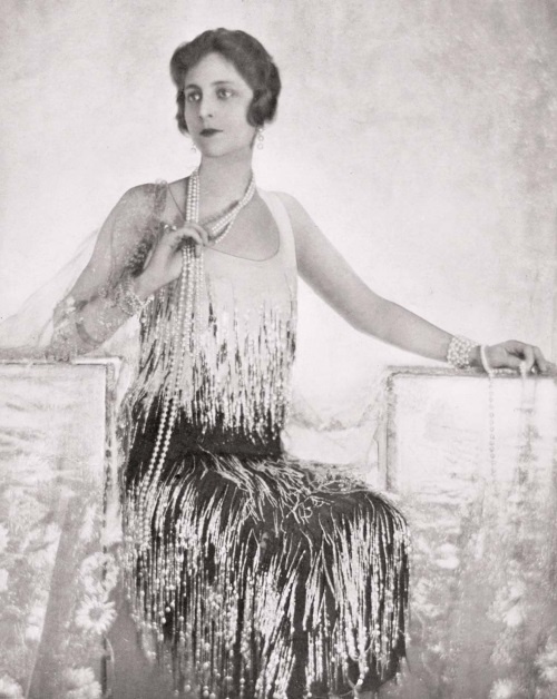 Иллюстрация к книге — Молодые и красивые. Мода двадцатых годов [i_221.jpg]