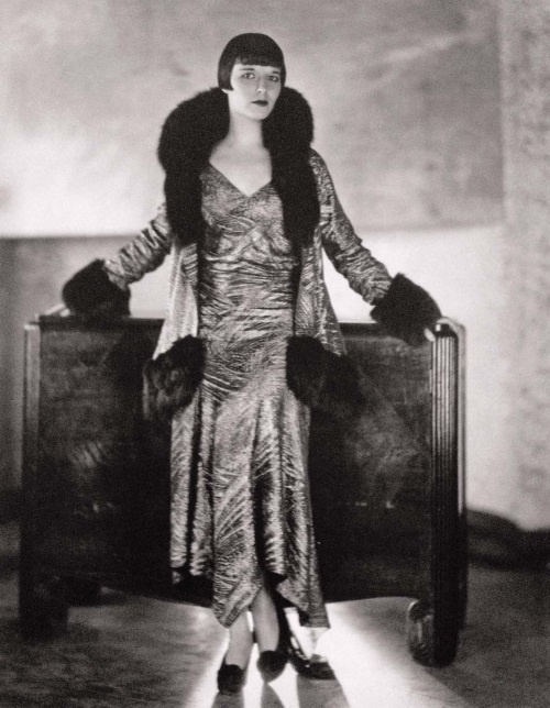 Иллюстрация к книге — Молодые и красивые. Мода двадцатых годов [i_244.jpg]