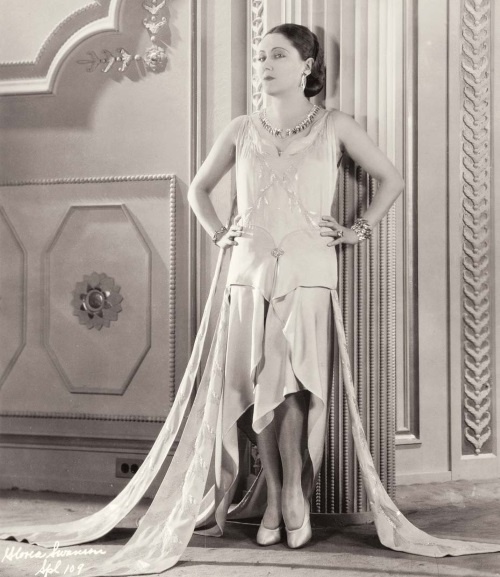 Иллюстрация к книге — Молодые и красивые. Мода двадцатых годов [i_273.jpg]