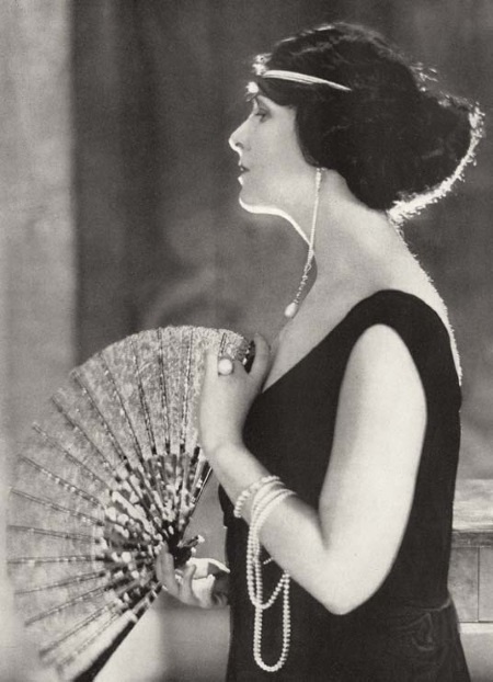 Иллюстрация к книге — Молодые и красивые. Мода двадцатых годов [i_318.jpg]