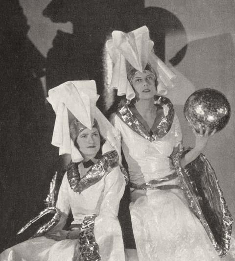 Иллюстрация к книге — Молодые и красивые. Мода двадцатых годов [i_327.jpg]