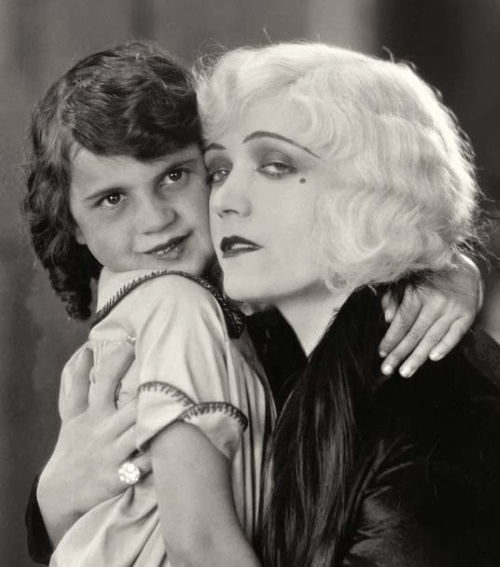 Иллюстрация к книге — Молодые и красивые. Мода двадцатых годов [i_347.jpg]