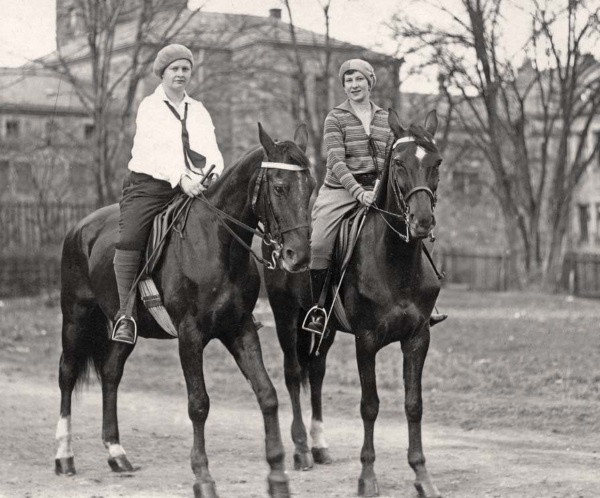 Иллюстрация к книге — Молодые и красивые. Мода двадцатых годов [i_442.jpg]