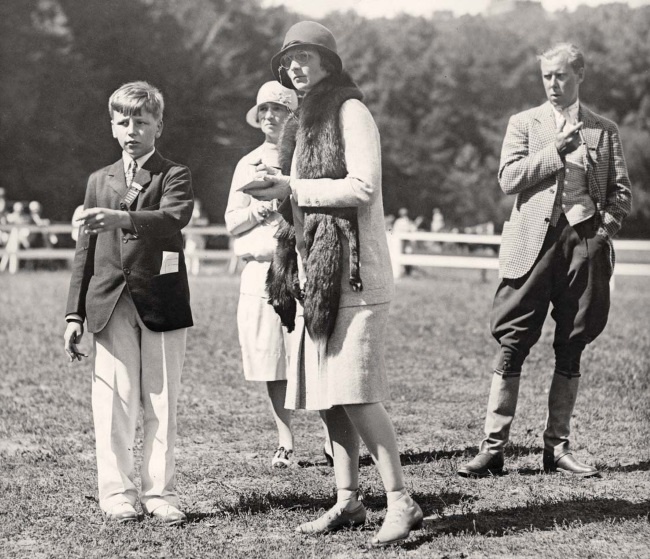 Иллюстрация к книге — Молодые и красивые. Мода двадцатых годов [i_445.jpg]